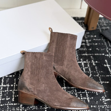 代购级 Celine 赛琳 26ss秋冬新品 粗跟 尖头 短靴 塞琳这一季好看的款式真的是很多 比如这款军靴就很机车风 代购级 Celine 赛琳 26ss秋冬新品 粗跟 尖头 短靴 塞琳这一季好看的款式真的是很多 比如这款军靴就很机车风