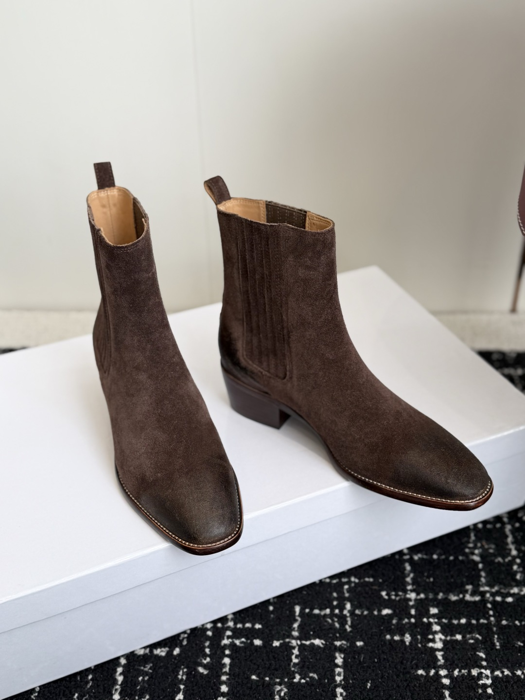 代购级 Celine 赛琳 26ss秋冬新品 粗跟 尖头 短靴 塞琳这一季好看的款式真的是很多 比如这款军靴就很机车风 代购级 Celine 赛琳 26ss秋冬新品 粗跟 尖头 短靴 塞琳这一季好看的款式真的是很多 比如这款军靴就很机车风