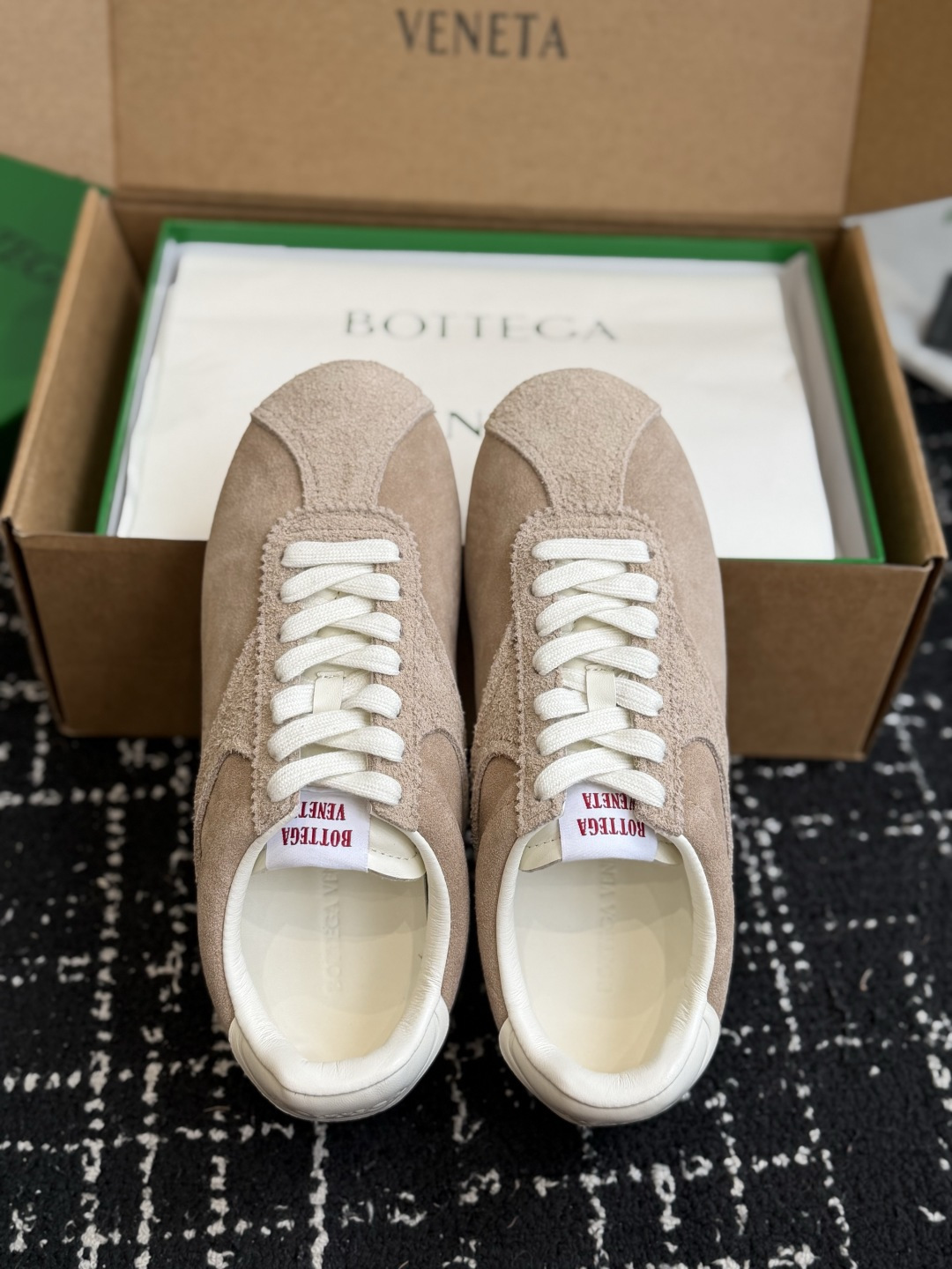 代购级 Bottega Veneta BV葆蝶家 26ss 新款 情侣款 阿甘鞋 德训运动鞋 Sneake灵感来自复古球 代购级 Bottega Veneta BV葆蝶家 26ss 新款 情侣款 阿甘鞋 德训运动鞋 Sneake灵感来自复古球