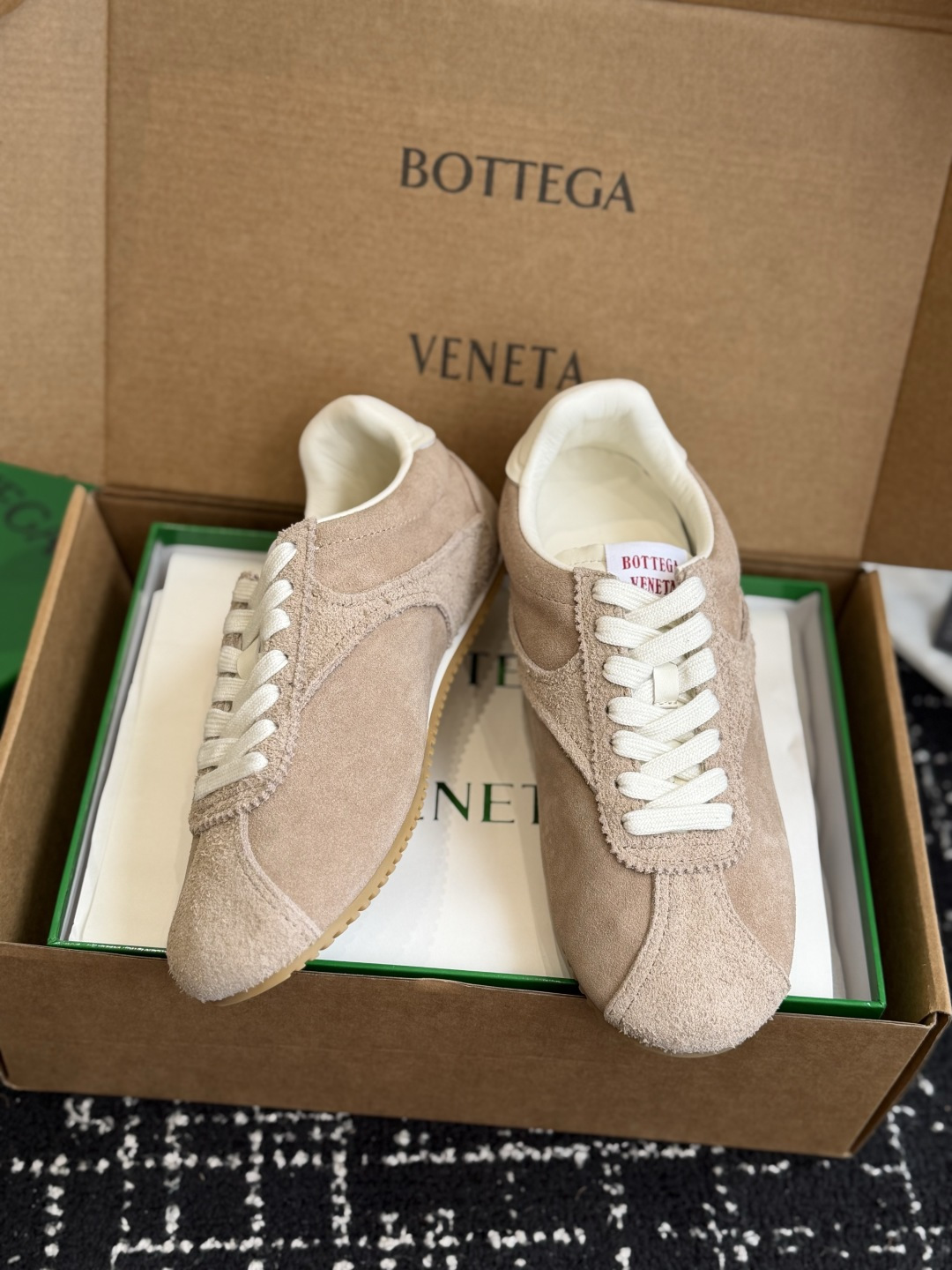 代购级 Bottega Veneta BV葆蝶家 26ss 新款 情侣款 阿甘鞋 德训运动鞋 Sneake灵感来自复古球 代购级 Bottega Veneta BV葆蝶家 26ss 新款 情侣款 阿甘鞋 德训运动鞋 Sneake灵感来自复古球