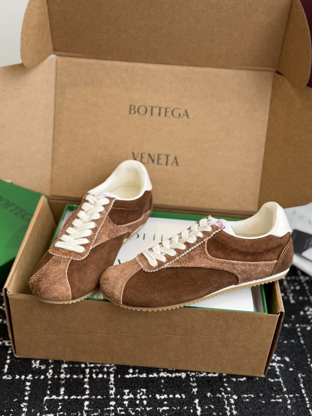 代购级 Bottega Veneta BV葆蝶家 26ss 新款 情侣款 阿甘鞋 德训运动鞋 Sneake灵感来自复古球 代购级 Bottega Veneta BV葆蝶家 26ss 新款 情侣款 阿甘鞋 德训运动鞋 Sneake灵感来自复古球