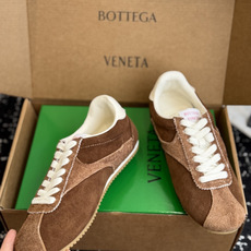 代购级 Bottega Veneta BV葆蝶家 26ss 新款 情侣款 阿甘鞋 德训运动鞋 Sneake灵感来自复古球 代购级 Bottega Veneta BV葆蝶家 26ss 新款 情侣款 阿甘鞋 德训运动鞋 Sneake灵感来自复古球