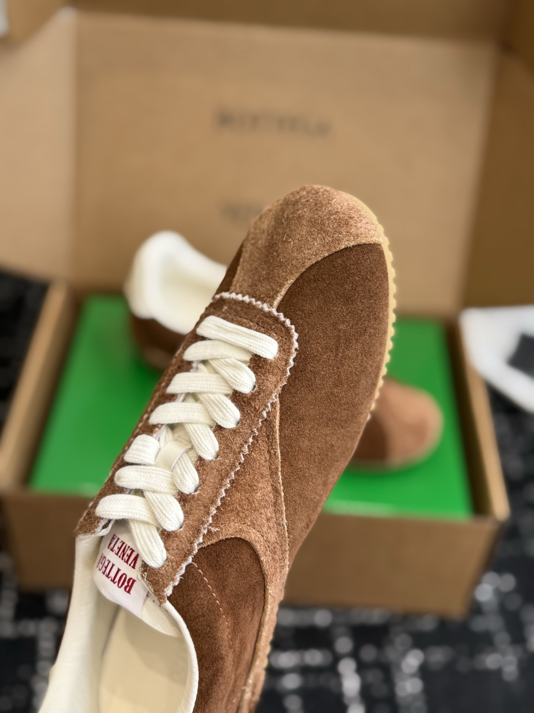 代购级 Bottega Veneta BV葆蝶家 26ss 新款 情侣款 阿甘鞋 德训运动鞋 Sneake灵感来自复古球 代购级 Bottega Veneta BV葆蝶家 26ss 新款 情侣款 阿甘鞋 德训运动鞋 Sneake灵感来自复古球