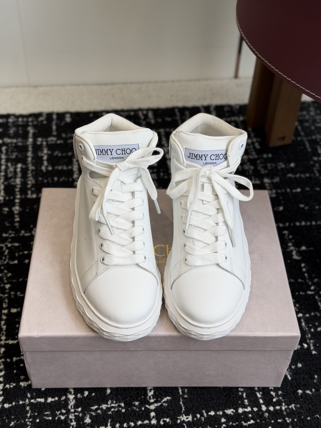 代购级 Jimmy Choo 26ss 最新高帮厚度休闲鞋，专柜主打系列！代购级别！ 面料选用原版一致牛京，进口牛皮 搭