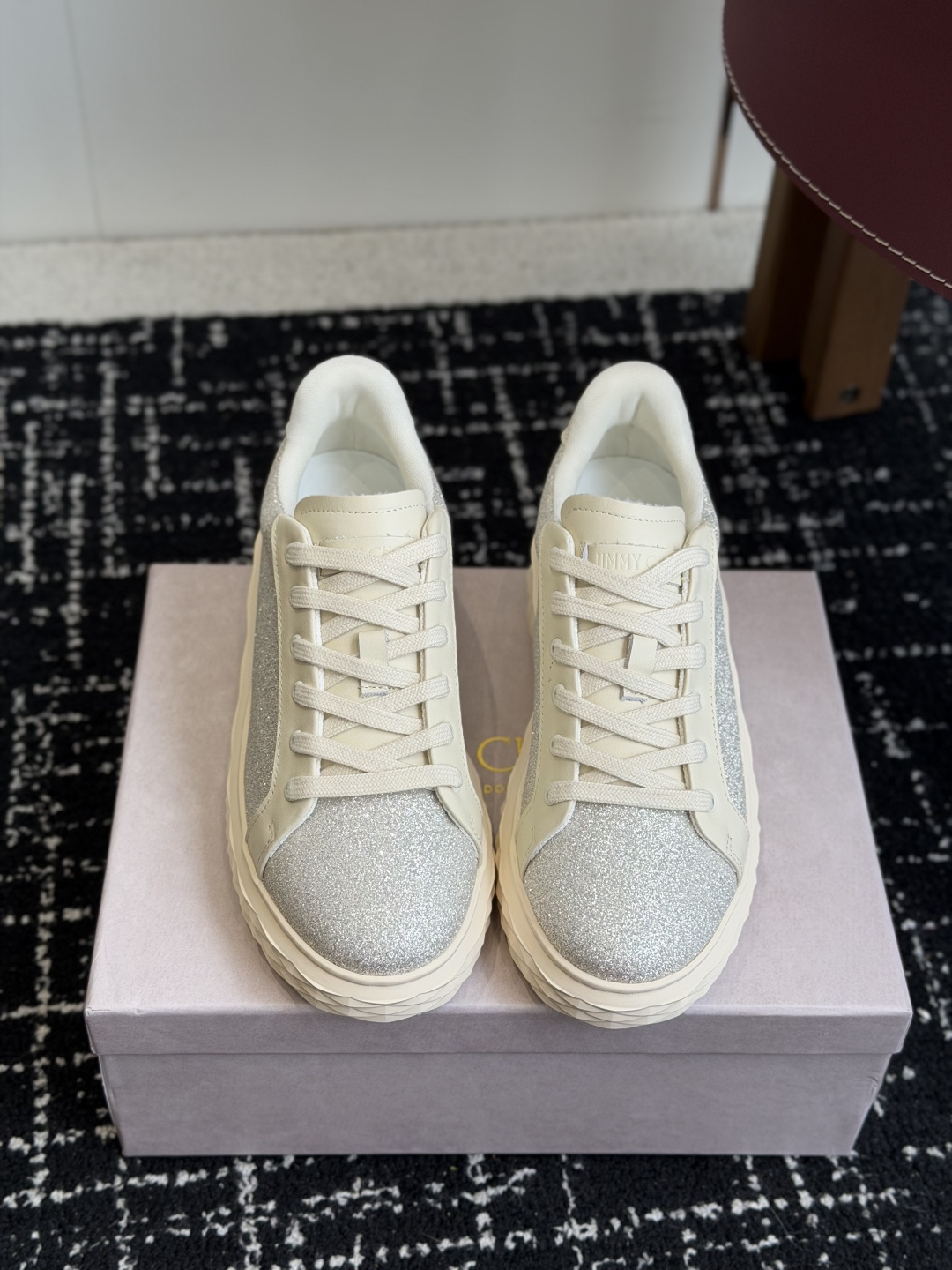 代购级 Jimmy Choo 26ss 最新低帮厚底休闲鞋，专柜主打系列！代购级别！ 面料选用原版一致牛京，进口牛皮 搭