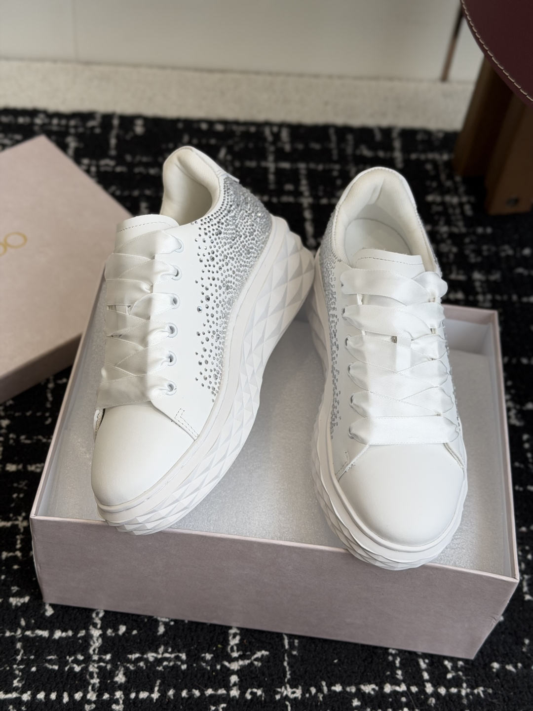 代购级 Jimmy Choo 26ss 最新低帮厚底休闲鞋，专柜主打系列！代购级别！ 面料选用原版一致牛京，进口牛皮 搭