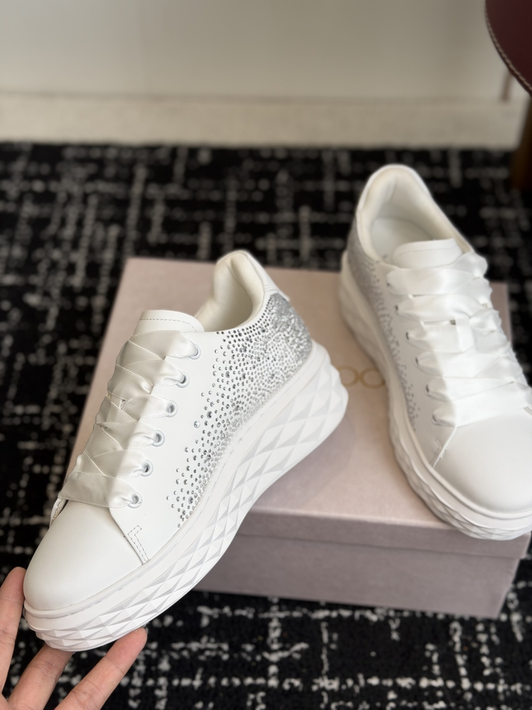 代购级 Jimmy Choo 26ss 最新低帮厚底休闲鞋，专柜主打系列！代购级别！ 面料选用原版一致牛京，进口牛皮 搭