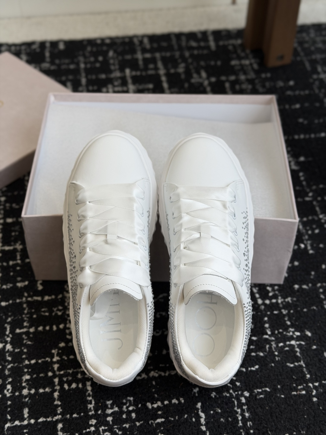 代购级 Jimmy Choo 26ss 最新低帮厚底休闲鞋，专柜主打系列！代购级别！ 面料选用原版一致牛京，进口牛皮 搭