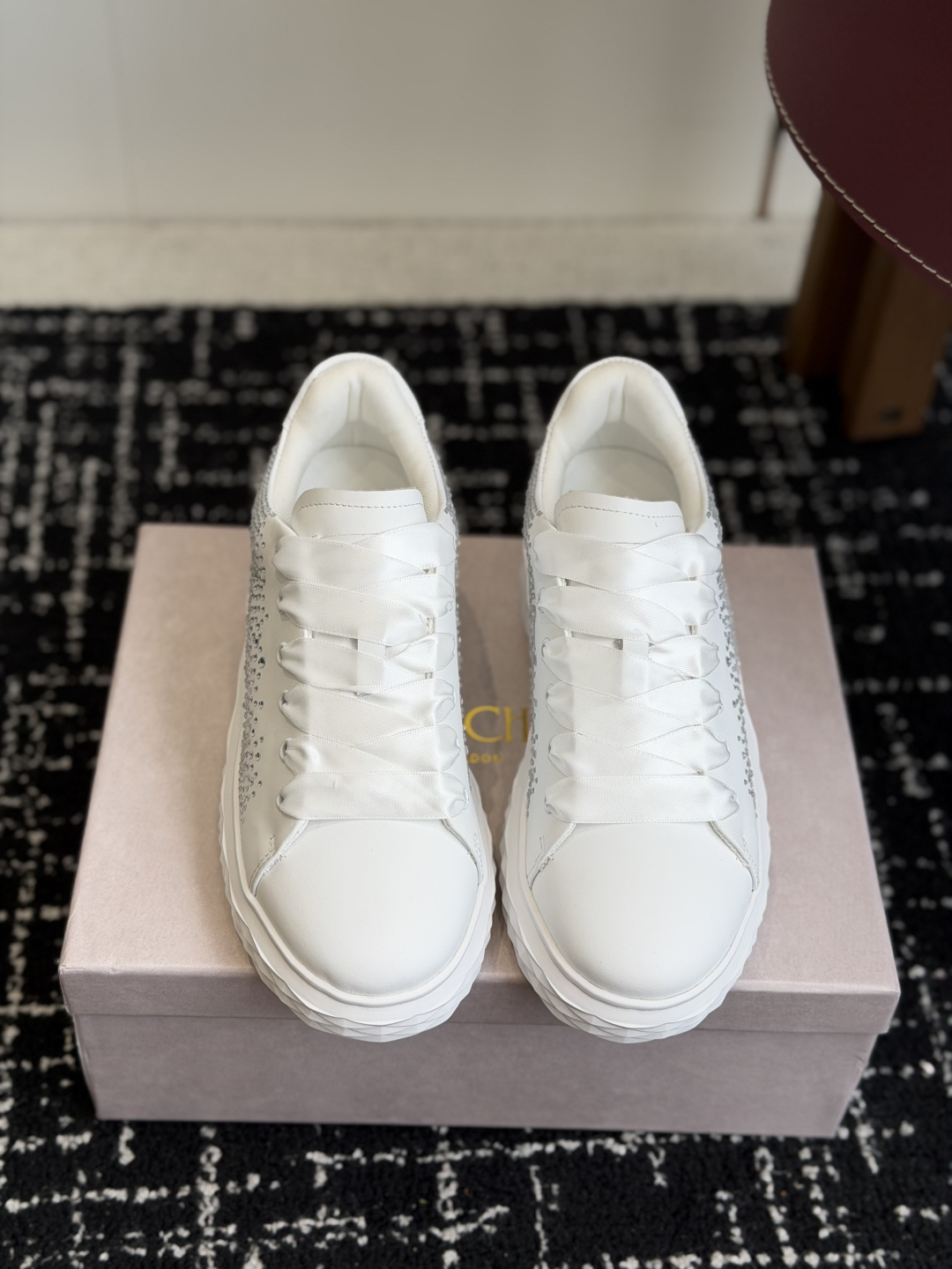 代购级 Jimmy Choo 26ss 最新低帮厚底休闲鞋，专柜主打系列！代购级别！ 面料选用原版一致牛京，进口牛皮 搭
