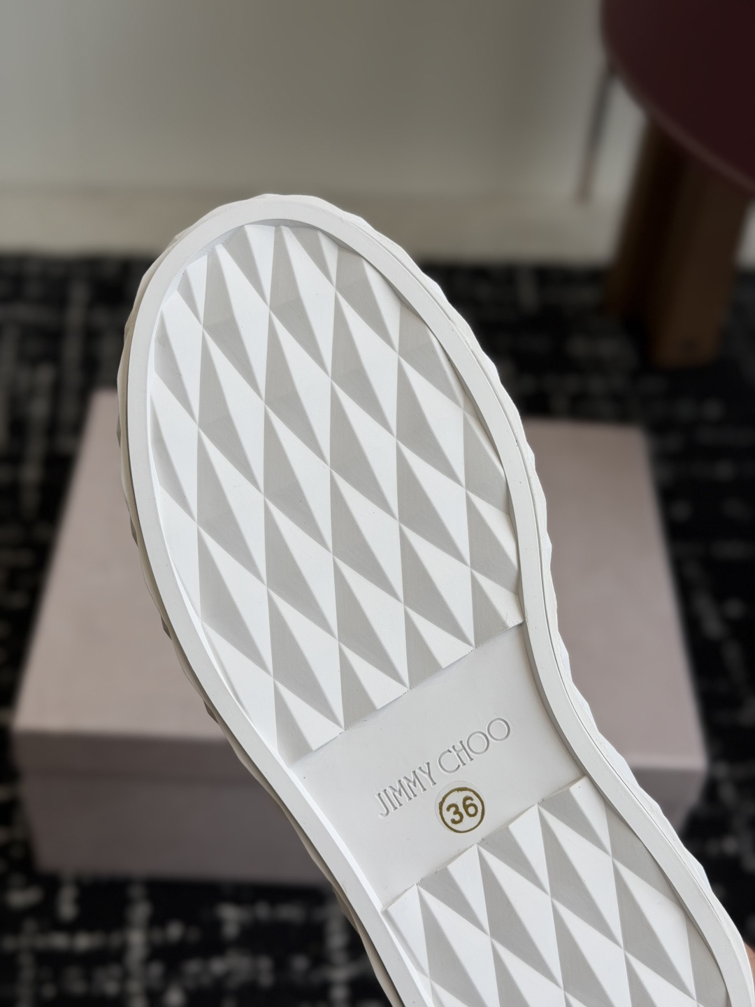 代购级 Jimmy Choo 26ss 最新低帮厚底休闲鞋，专柜主打系列！代购级别！ 面料选用原版一致牛京，进口牛皮 搭
