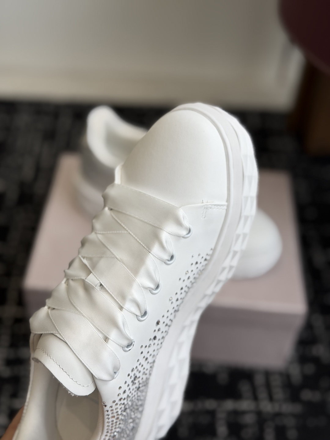 代购级 Jimmy Choo 26ss 最新低帮厚底休闲鞋，专柜主打系列！代购级别！ 面料选用原版一致牛京，进口牛皮 搭