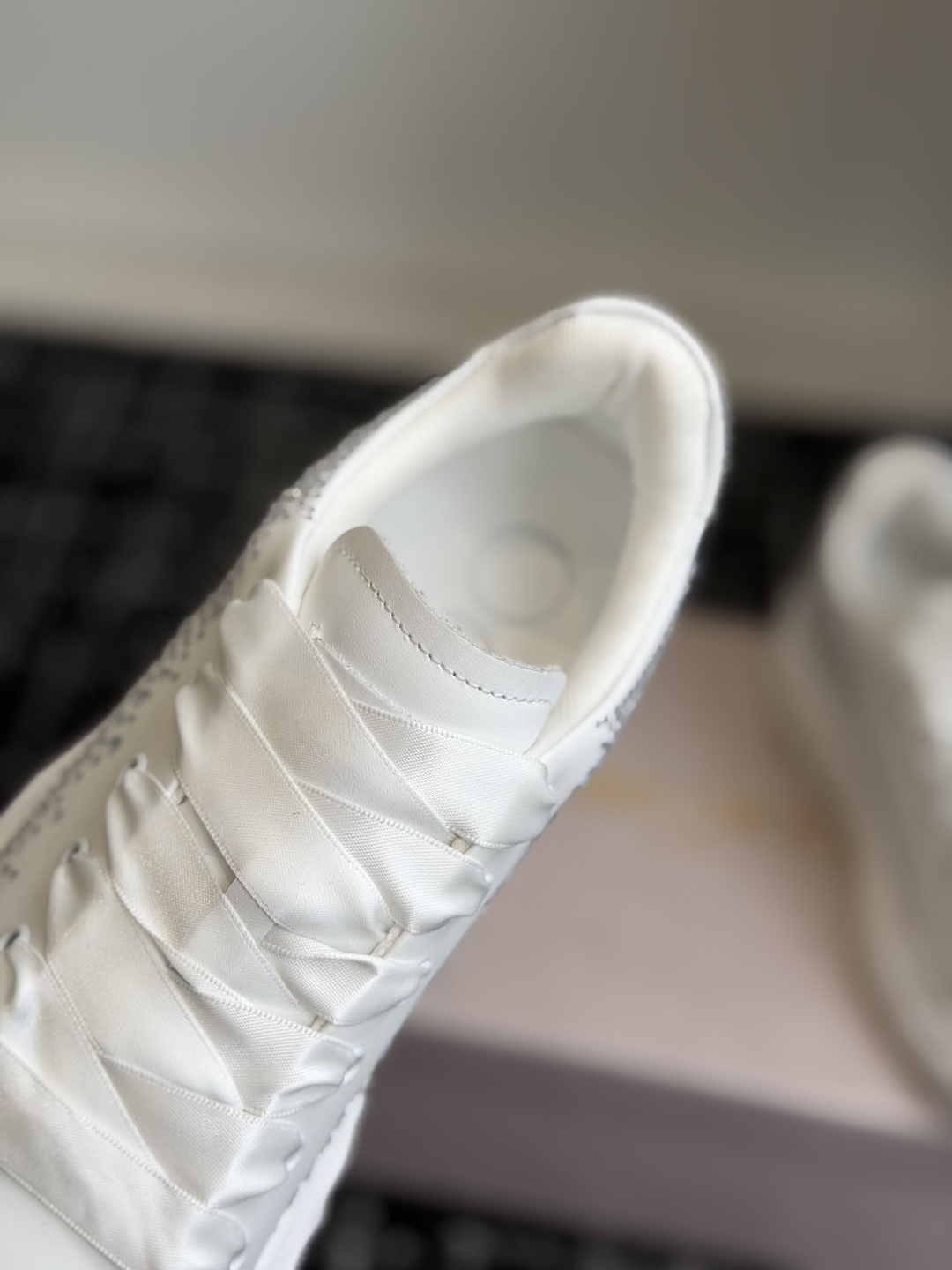 代购级 Jimmy Choo 26ss 最新低帮厚底休闲鞋，专柜主打系列！代购级别！ 面料选用原版一致牛京，进口牛皮 搭