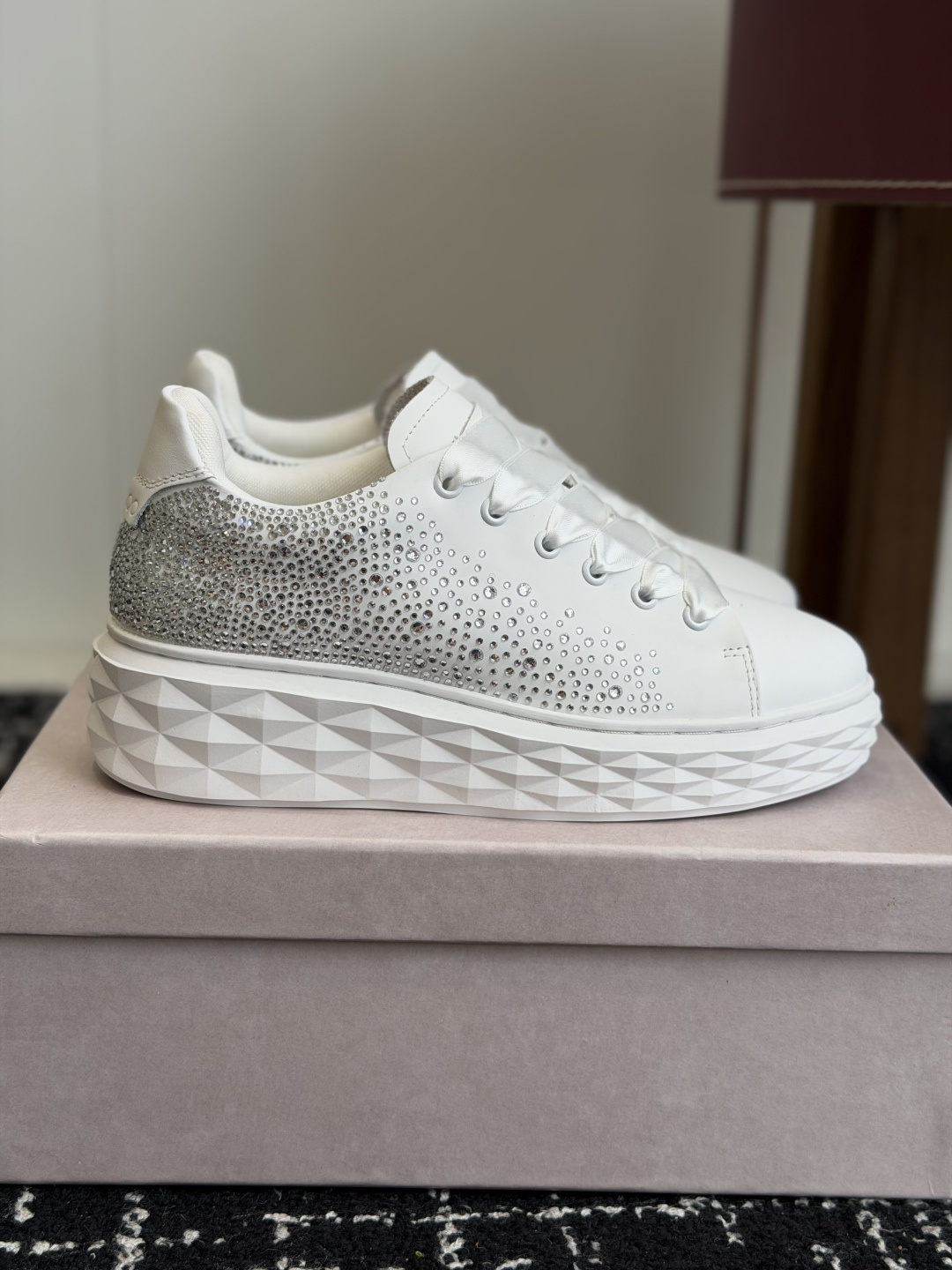 代购级 Jimmy Choo 26ss 最新低帮厚底休闲鞋，专柜主打系列！代购级别！ 面料选用原版一致牛京，进口牛皮 搭