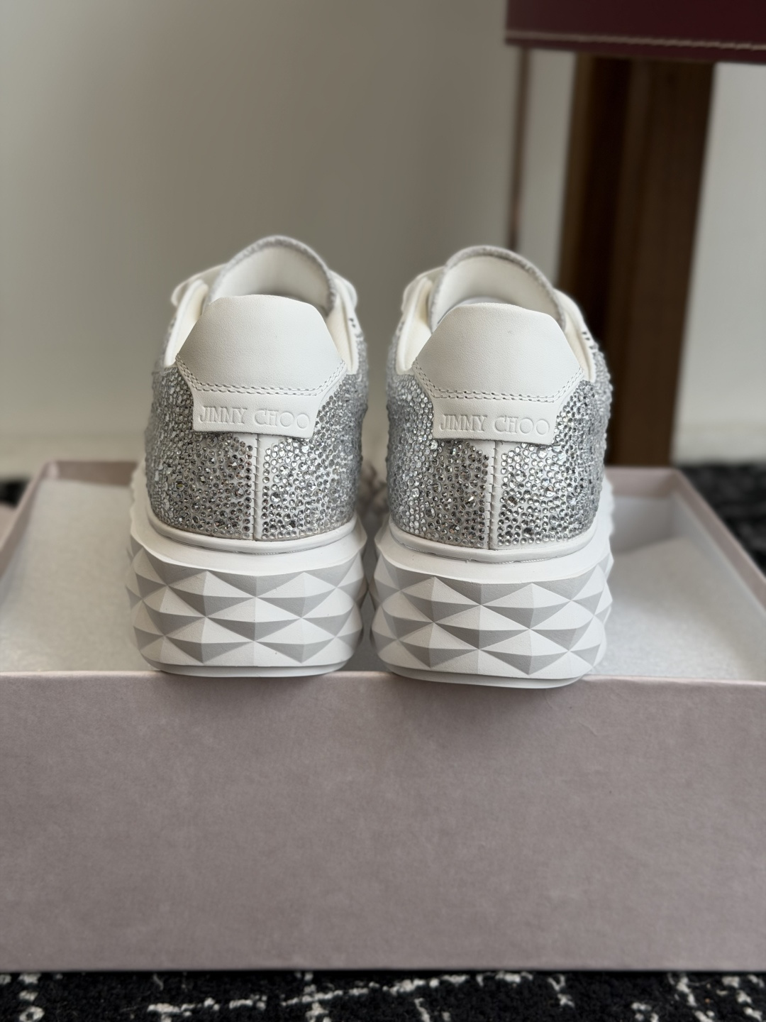 代购级 Jimmy Choo 26ss 最新低帮厚底休闲鞋，专柜主打系列！代购级别！ 面料选用原版一致牛京，进口牛皮 搭