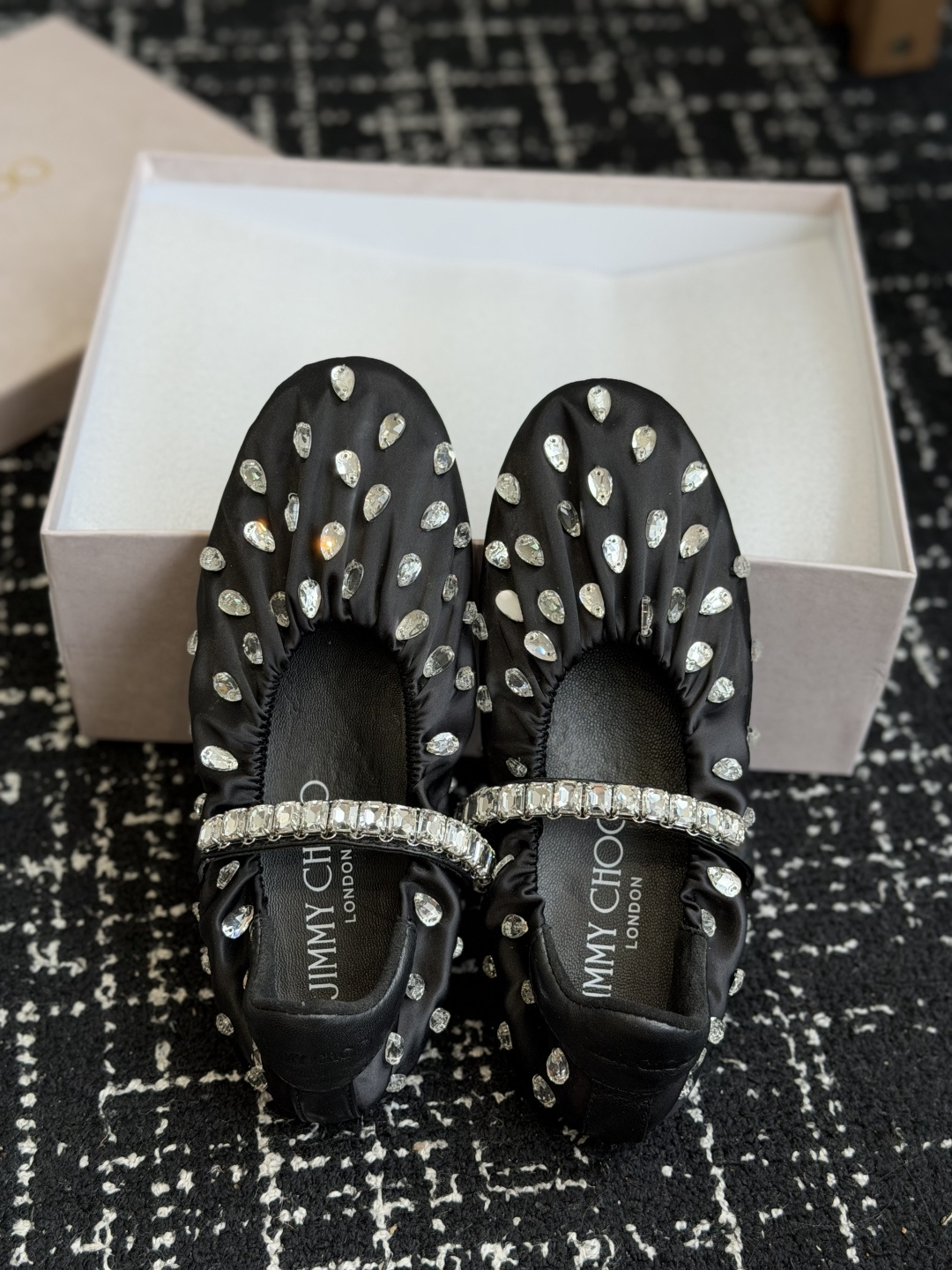 代购级 Jimmy Choo 26ss JC家钻链、芭蕾舞隆重上新啦! 巨美,超有气质的一款鞋子~脚感无敌了!上脚妥妥的 代购级 Jimmy Choo 26ss JC家钻链、芭蕾舞隆重上新啦! 巨美,超有气质的一款鞋子~脚感无敌了!上脚妥妥的