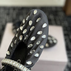 代购级 Jimmy Choo 26ss JC家钻链、芭蕾舞隆重上新啦! 巨美,超有气质的一款鞋子~脚感无敌了!上脚妥妥的 代购级 Jimmy Choo 26ss JC家钻链、芭蕾舞隆重上新啦! 巨美,超有气质的一款鞋子~脚感无敌了!上脚妥妥的