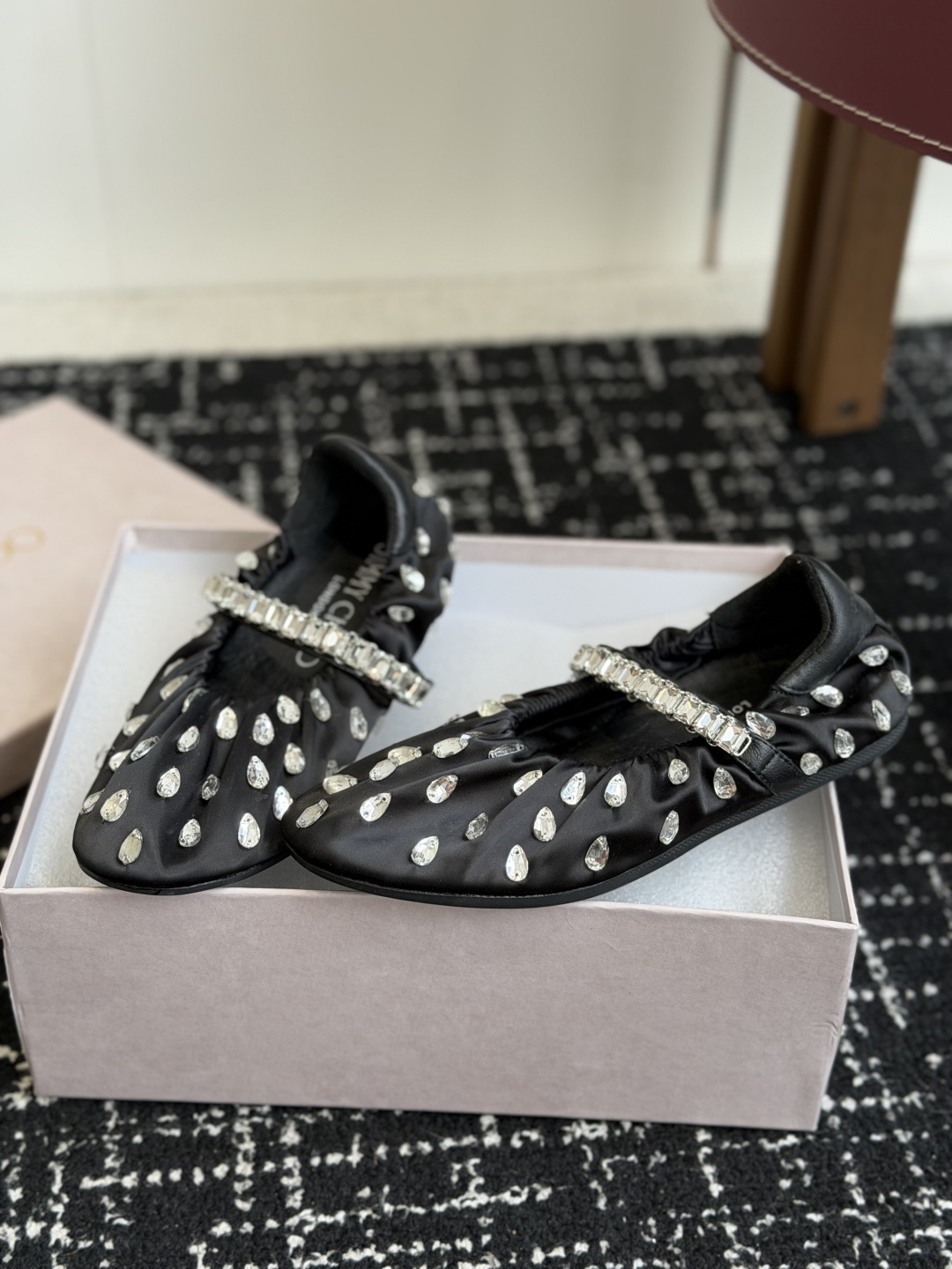 代购级 Jimmy Choo 26ss JC家钻链、芭蕾舞隆重上新啦! 巨美,超有气质的一款鞋子~脚感无敌了!上脚妥妥的 代购级 Jimmy Choo 26ss JC家钻链、芭蕾舞隆重上新啦! 巨美,超有气质的一款鞋子~脚感无敌了!上脚妥妥的
