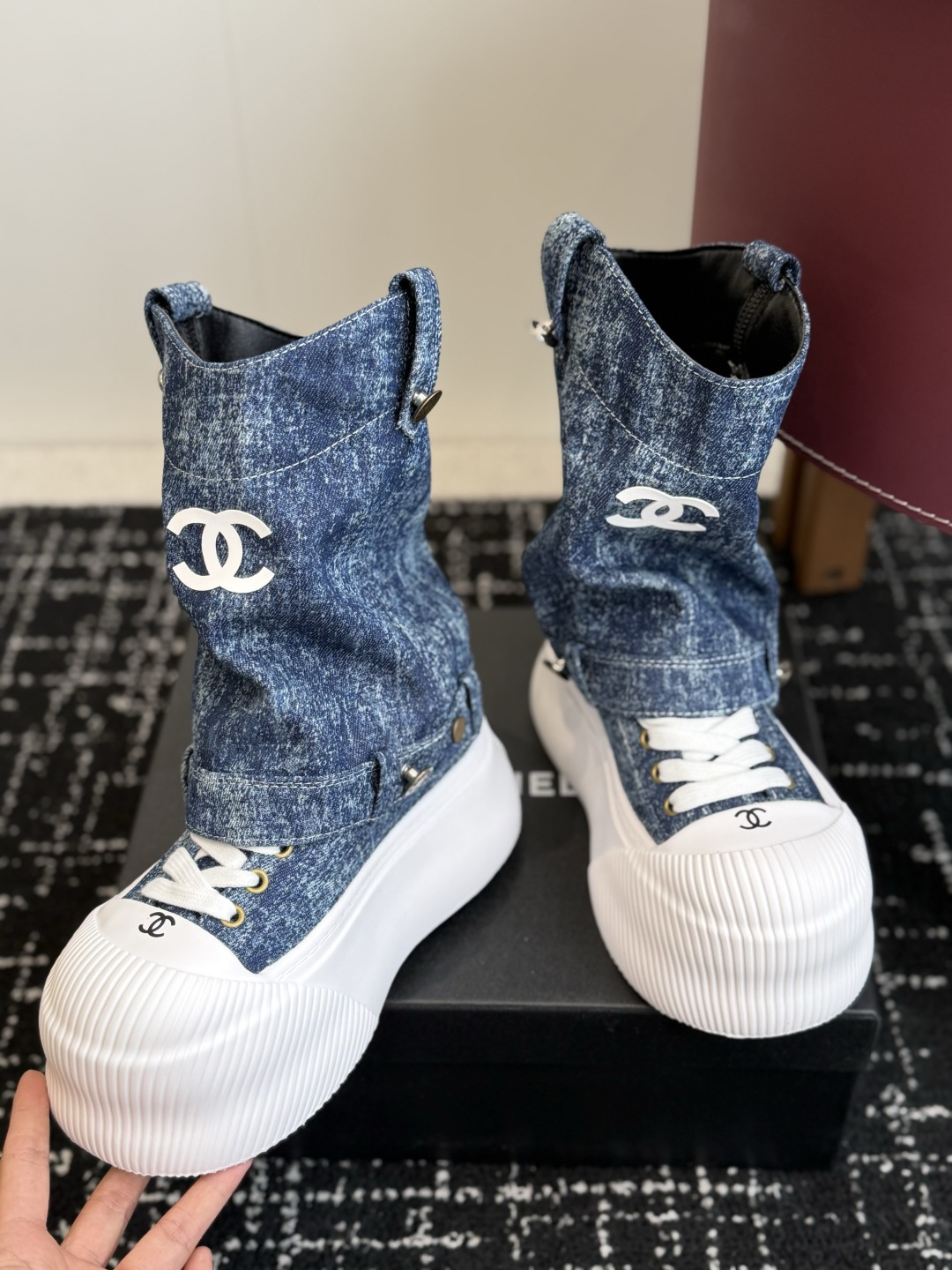 代购级 CHANEL 香奈儿  网红爆款中古 帆布鞋 可拆摘靴筒，太有范儿了 复古coco女鞋 一直以来异常的盛行. 这