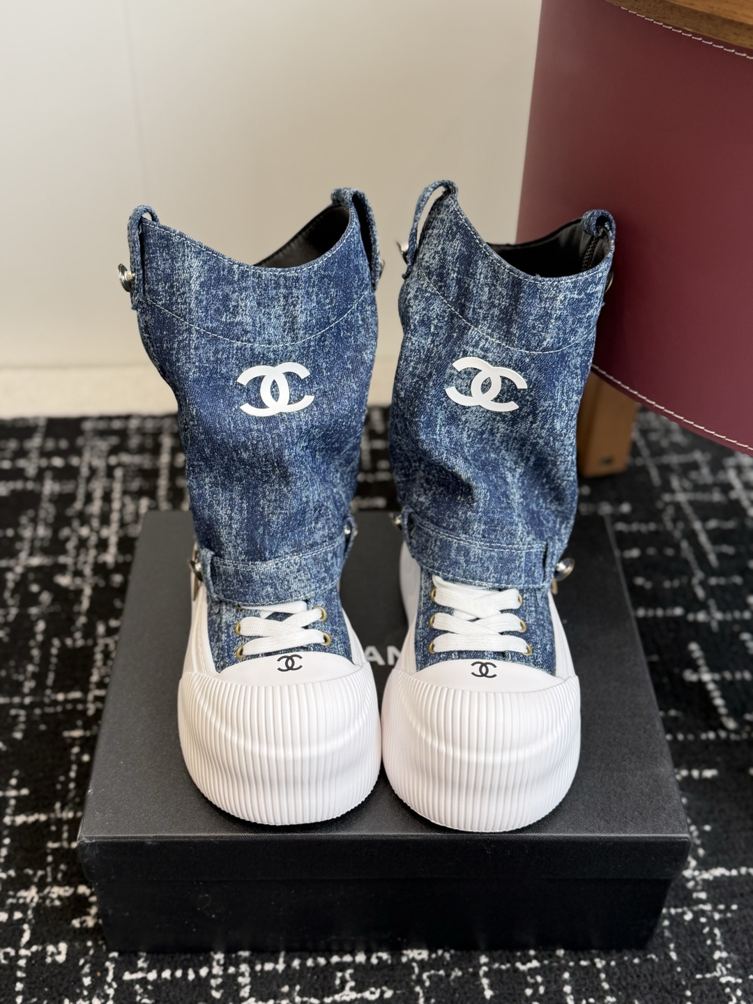 代购级 CHANEL 香奈儿  网红爆款中古 帆布鞋 可拆摘靴筒，太有范儿了 复古coco女鞋 一直以来异常的盛行. 这