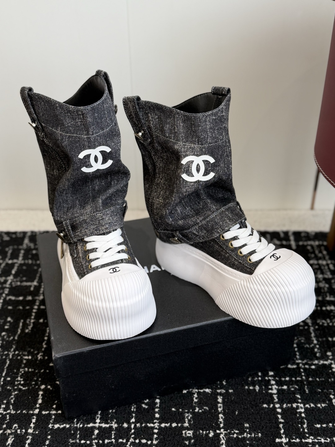 代购级 CHANEL 香奈儿  网红爆款中古 帆布鞋 可拆摘靴筒，太有范儿了 复古coco女鞋 一直以来异常的盛行. 这