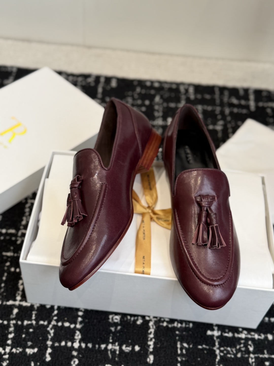 东莞代购级 The Row 26ss 新款 乐福鞋 单鞋 第一眼看到这个鞋子就爱上了,带点复古味随意搭配都好看! 各大网 东莞代购级 The Row 26ss 新款 乐福鞋 单鞋 第一眼看到这个鞋子就爱上了,带点复古味随意搭配都好看! 各大网