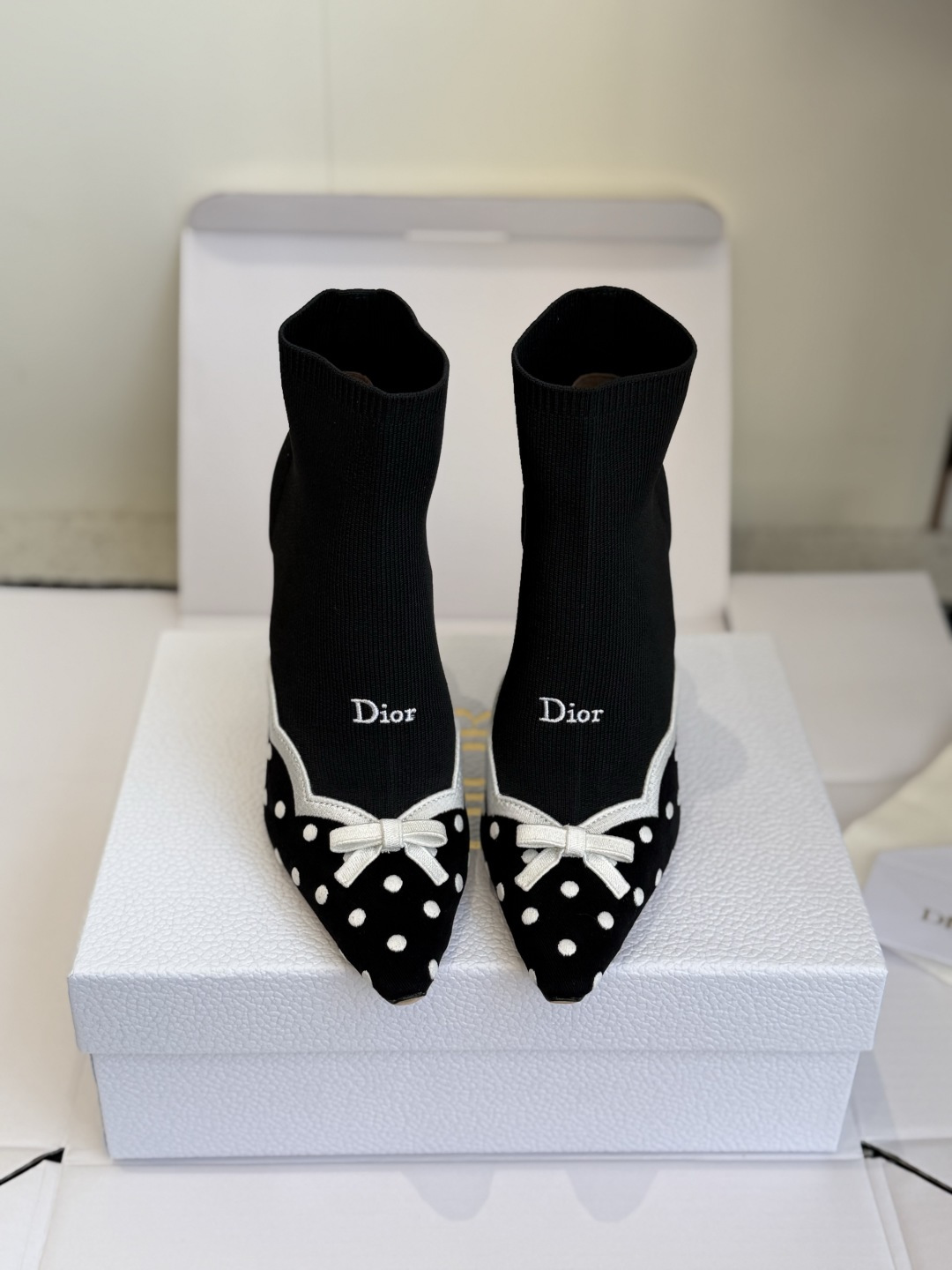 代购级 Dior 迪奥2026新款高跟鞋一眼就想要,今年大热波点!单鞋+袜子靴筒简单大方‘低调奢华! 配上醒目的 Dio 代购级 Dior 迪奥2026新款高跟鞋一眼就想要,今年大热波点!单鞋+袜子靴筒简单大方‘低调奢华! 配上醒目的 Dio