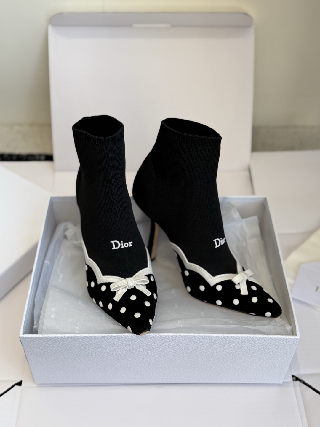 代购级 Dior 迪奥2026新款高跟鞋一眼就想要，今年大热波点！单鞋+袜子靴筒简单大方‘低调奢华！ 配上醒目的 Dio