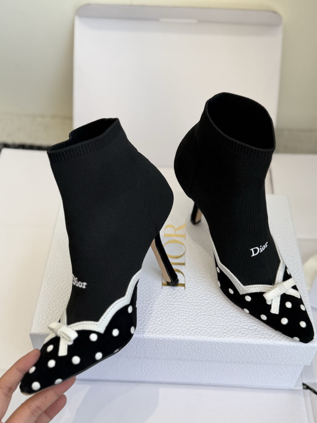 代购级 Dior 迪奥2026新款高跟鞋一眼就想要，今年大热波点！单鞋+袜子靴筒简单大方‘低调奢华！ 配上醒目的 Dio