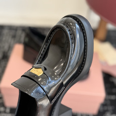 东莞代购级 Miu Miu 26ss 秋冬 一脚蹬 乐福鞋 为你打造纤细大长腿! 高级感十足,鞋面中间嵌入 复古又时髦 东莞代购级 Miu Miu 26ss 秋冬 一脚蹬 乐福鞋 为你打造纤细大长腿! 高级感十足,鞋面中间嵌入 复古又时髦