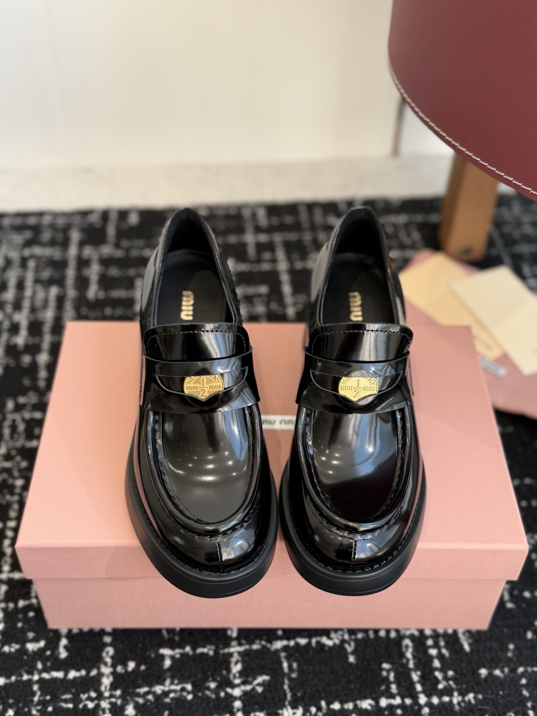 东莞代购级 Miu Miu 26ss 秋冬 一脚蹬 乐福鞋  为你打造纤细大长腿! 高级感十足，鞋面中间嵌入 复古又时髦