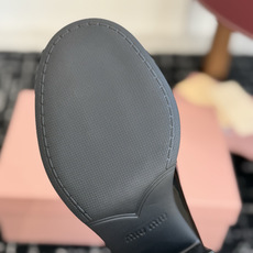 东莞代购级 Miu Miu 26ss 秋冬 一脚蹬 乐福鞋 为你打造纤细大长腿! 高级感十足,鞋面中间嵌入 复古又时髦 东莞代购级 Miu Miu 26ss 秋冬 一脚蹬 乐福鞋 为你打造纤细大长腿! 高级感十足,鞋面中间嵌入 复古又时髦