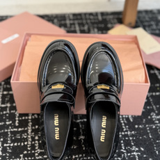 东莞代购级 Miu Miu 26ss 秋冬 一脚蹬 乐福鞋 为你打造纤细大长腿! 高级感十足,鞋面中间嵌入 复古又时髦 东莞代购级 Miu Miu 26ss 秋冬 一脚蹬 乐福鞋 为你打造纤细大长腿! 高级感十足,鞋面中间嵌入 复古又时髦