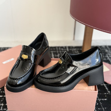 东莞代购级 Miu Miu 26ss 秋冬 一脚蹬 乐福鞋 为你打造纤细大长腿! 高级感十足,鞋面中间嵌入 复古又时髦 东莞代购级 Miu Miu 26ss 秋冬 一脚蹬 乐福鞋 为你打造纤细大长腿! 高级感十足,鞋面中间嵌入 复古又时髦