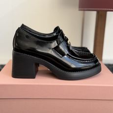 东莞代购级 Miu Miu 26ss 秋冬 一脚蹬 乐福鞋 为你打造纤细大长腿! 高级感十足,鞋面中间嵌入 复古又时髦 东莞代购级 Miu Miu 26ss 秋冬 一脚蹬 乐福鞋 为你打造纤细大长腿! 高级感十足,鞋面中间嵌入 复古又时髦