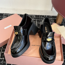 东莞代购级 Miu Miu 26ss 秋冬 一脚蹬 乐福鞋 为你打造纤细大长腿! 高级感十足,鞋面中间嵌入 复古又时髦 东莞代购级 Miu Miu 26ss 秋冬 一脚蹬 乐福鞋 为你打造纤细大长腿! 高级感十足,鞋面中间嵌入 复古又时髦