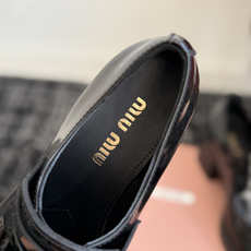 东莞代购级 Miu Miu 26ss 秋冬 一脚蹬 乐福鞋 为你打造纤细大长腿! 高级感十足,鞋面中间嵌入 复古又时髦 东莞代购级 Miu Miu 26ss 秋冬 一脚蹬 乐福鞋 为你打造纤细大长腿! 高级感十足,鞋面中间嵌入 复古又时髦