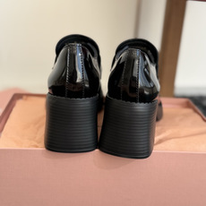 东莞代购级 Miu Miu 26ss 秋冬 一脚蹬 乐福鞋 为你打造纤细大长腿! 高级感十足,鞋面中间嵌入 复古又时髦 东莞代购级 Miu Miu 26ss 秋冬 一脚蹬 乐福鞋 为你打造纤细大长腿! 高级感十足,鞋面中间嵌入 复古又时髦