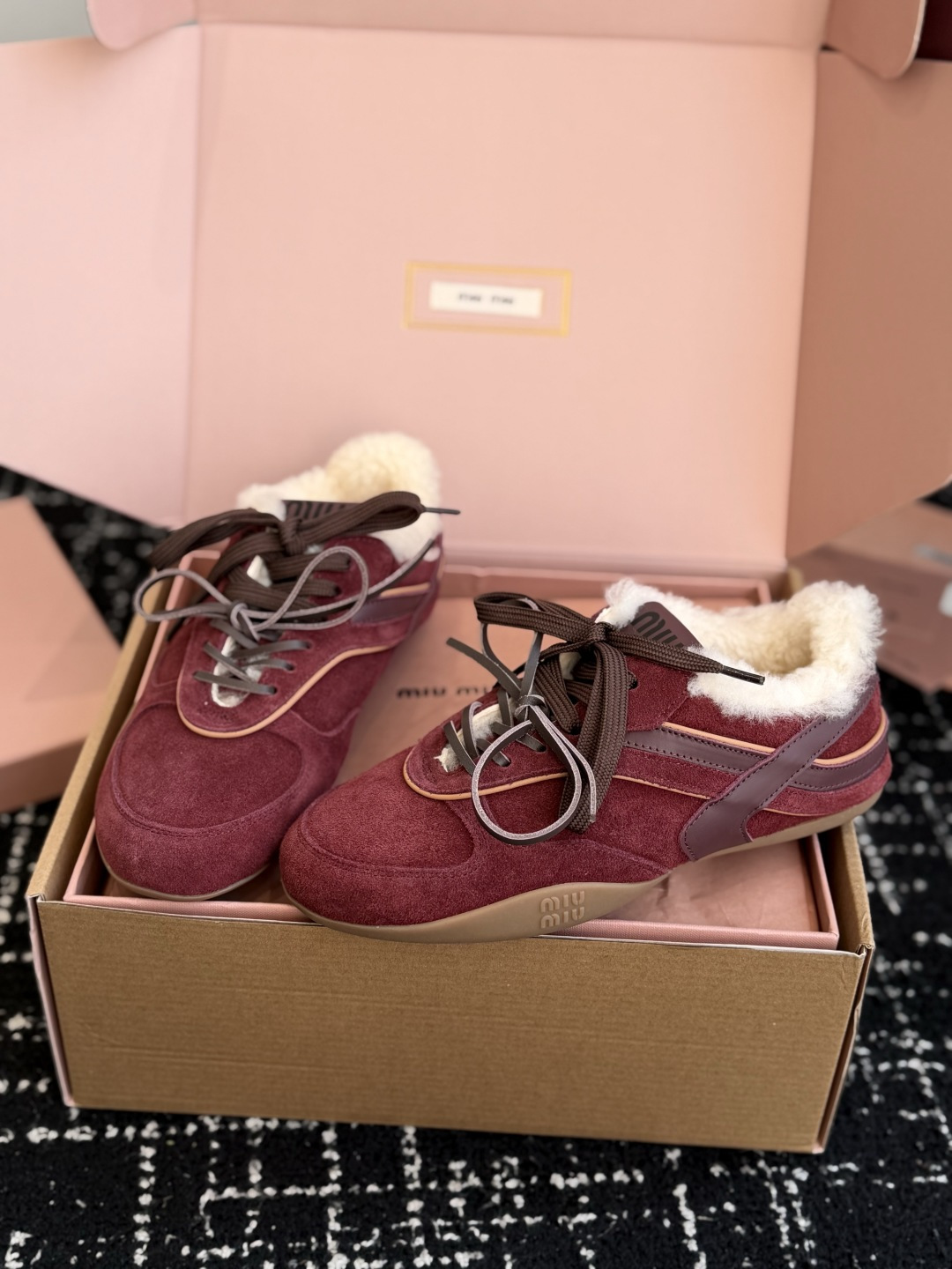 代购级(⚠️官网同步✈️盒包装) MiuMiu 缪缪 26ss 秋冬 羊毛 阿甘鞋休闲运动鞋 miumiu最新爆款 前卫 代购级(⚠️官网同步✈️盒包装) MiuMiu 缪缪 26ss 秋冬 羊毛 阿甘鞋休闲运动鞋 miumiu最新爆款 前卫