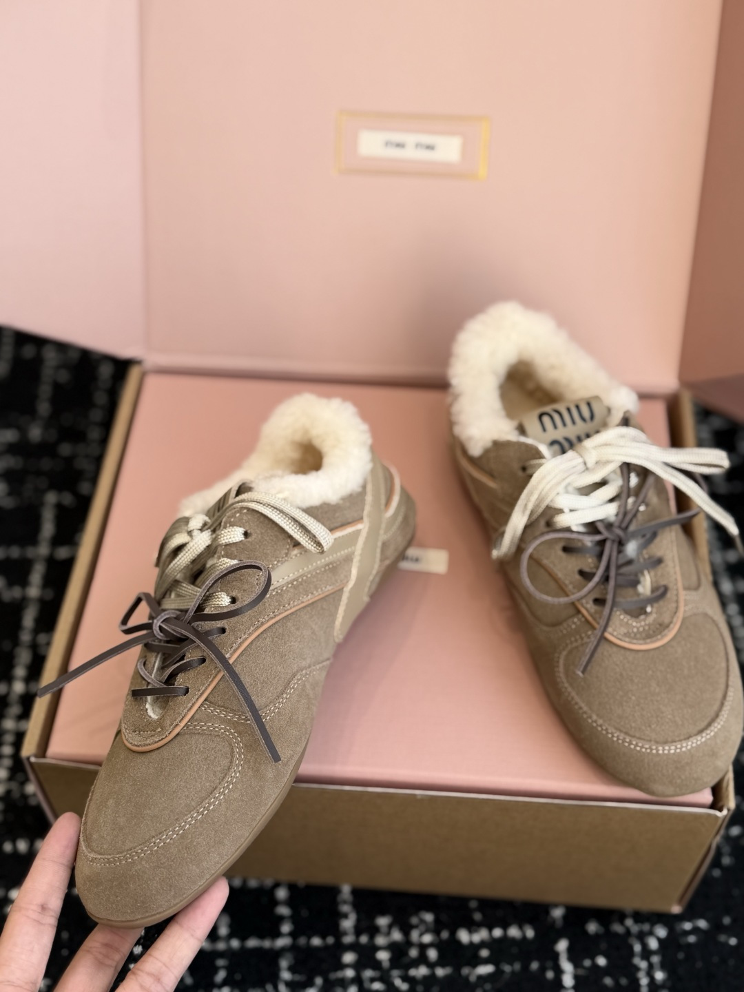 代购级(⚠️官网同步✈️盒包装) MiuMiu 缪缪 26ss 秋冬 羊毛 阿甘鞋休闲运动鞋 miumiu最新爆款 前卫 代购级(⚠️官网同步✈️盒包装) MiuMiu 缪缪 26ss 秋冬 羊毛 阿甘鞋休闲运动鞋 miumiu最新爆款 前卫