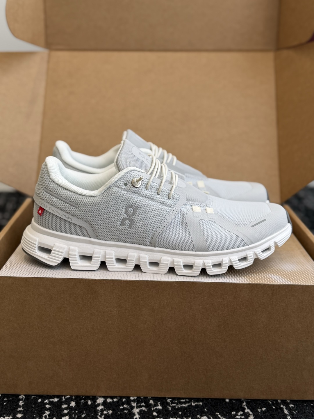 东莞代购级 On 昂跑 Cloud 6 Wide 时尚潮流 舒适透气 超级轻便 休闲运动跑鞋! 该款 On Cl 东莞代购级 On 昂跑 Cloud 6 Wide 时尚潮流 舒适透气 超级轻便 休闲运动跑鞋! 该款 On Cl