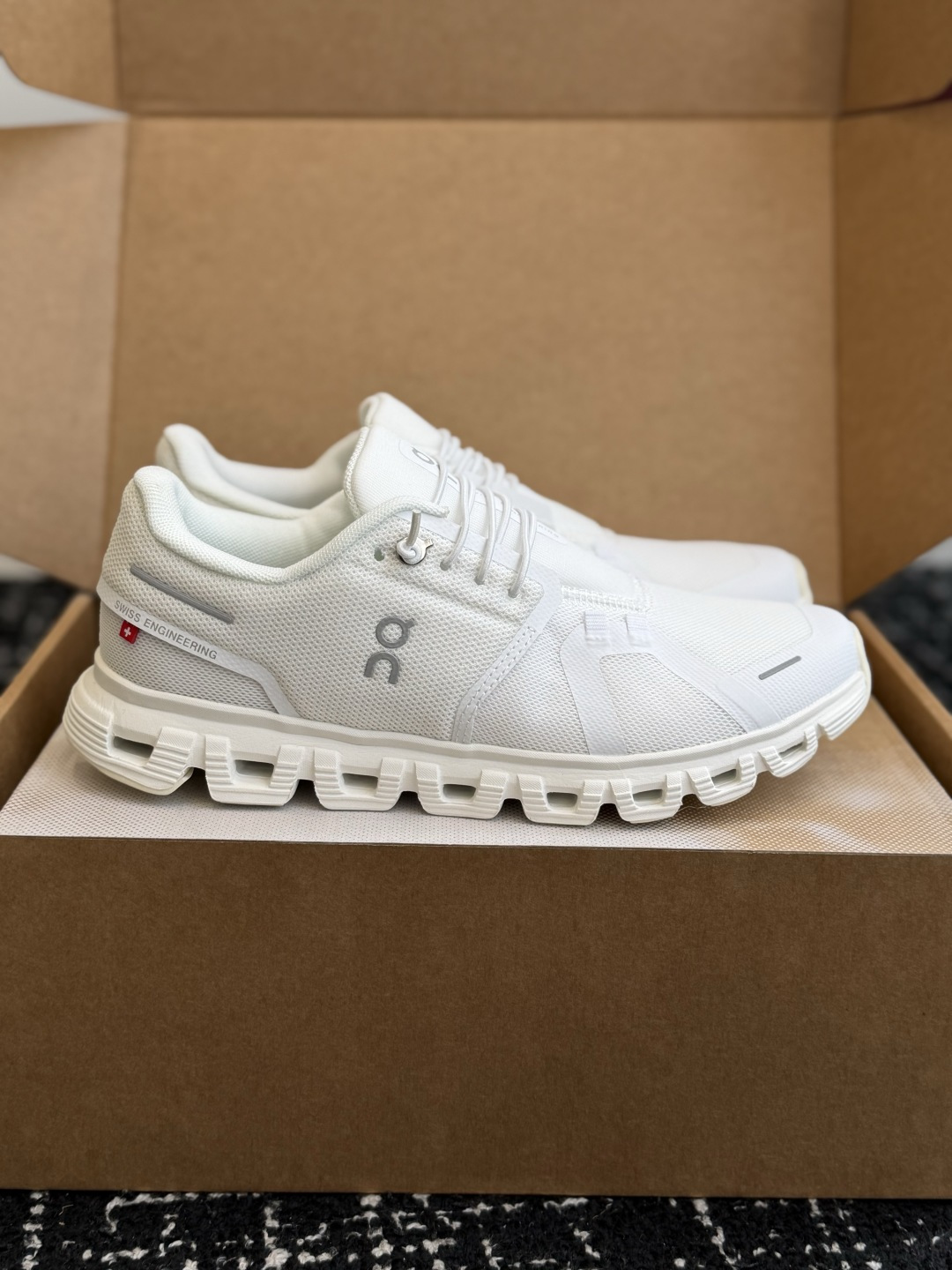 东莞代购级   On 昂跑 Cloud 6 Wide 时尚潮流 舒适透气 超级轻便 休闲运动跑鞋！   该款 On Cl