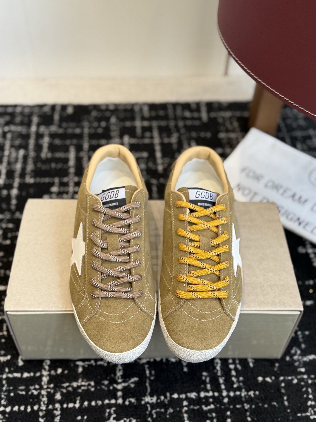 代购级女款 情侣款 男士+10 GGDB Golden Goose 星星运动鞋板鞋休闲鞋 延续品牌标志性的做旧脏脏鞋风格 代购级女款 情侣款 男士+10 GGDB Golden Goose 星星运动鞋板鞋休闲鞋 延续品牌标志性的做旧脏脏鞋风格