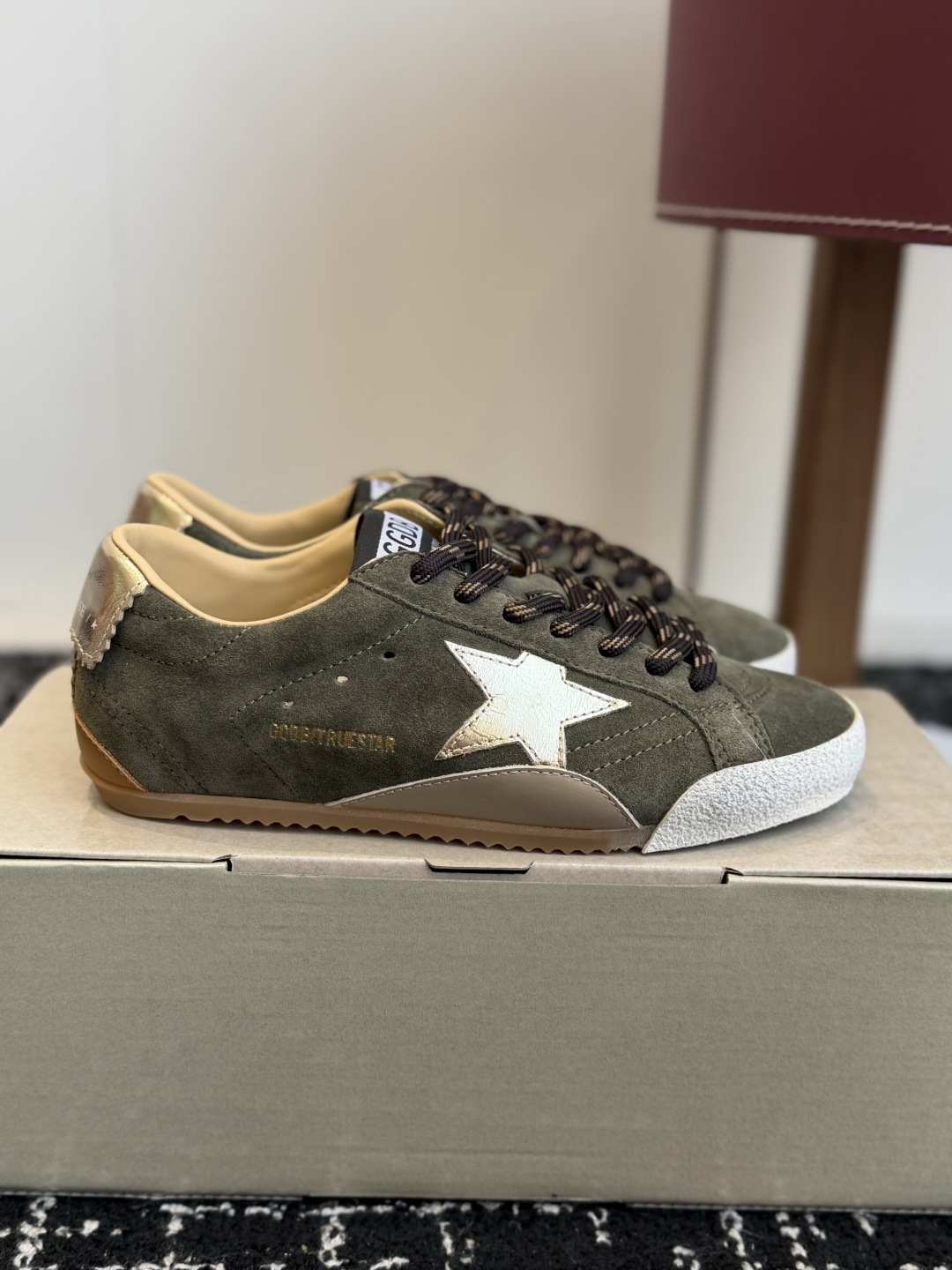 代购级女款 情侣款 男士+10 GGDB Golden Goose 星星运动鞋板鞋休闲鞋 延续品牌标志性的做旧脏脏鞋风格 代购级女款 情侣款 男士+10 GGDB Golden Goose 星星运动鞋板鞋休闲鞋 延续品牌标志性的做旧脏脏鞋风格