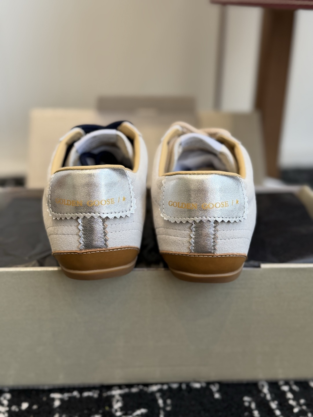 代购级女款 情侣款 男士+10 GGDB Golden Goose 星星运动鞋板鞋休闲鞋 延续品牌标志性的做旧脏脏鞋风格 代购级女款 情侣款 男士+10 GGDB Golden Goose 星星运动鞋板鞋休闲鞋 延续品牌标志性的做旧脏脏鞋风格