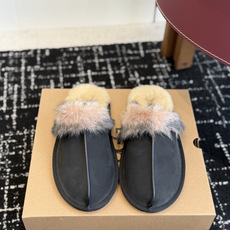 代购级UGG蒂茨库特秋冬新款女士休闲经典毛毛拖鞋 UGG 秋冬新出的秋冬“踩云级”本命拖鞋,适配所有慵懒系穿搭~羊皮毛一 代购级UGG蒂茨库特秋冬新款女士休闲经典毛毛拖鞋 UGG 秋冬新出的秋冬“踩云级”本命拖鞋,适配所有慵懒系穿搭~羊皮毛一