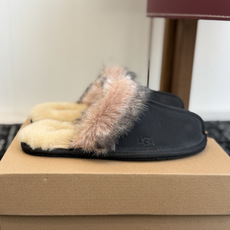 代购级UGG蒂茨库特秋冬新款女士休闲经典毛毛拖鞋 UGG 秋冬新出的秋冬“踩云级”本命拖鞋,适配所有慵懒系穿搭~羊皮毛一 代购级UGG蒂茨库特秋冬新款女士休闲经典毛毛拖鞋 UGG 秋冬新出的秋冬“踩云级”本命拖鞋,适配所有慵懒系穿搭~羊皮毛一