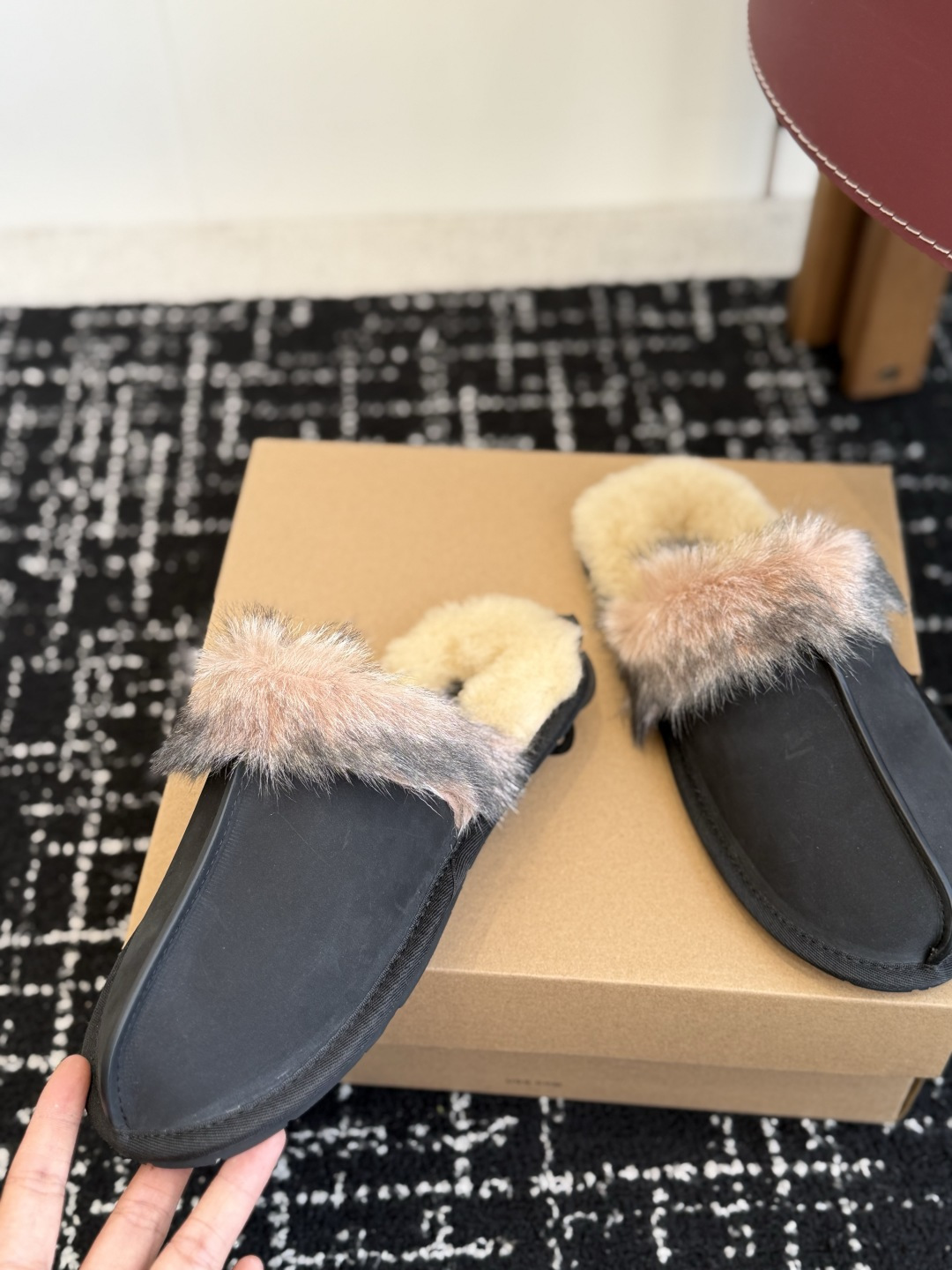 代购级UGG蒂茨库特秋冬新款女士休闲经典毛毛拖鞋 UGG 秋冬新出的秋冬“踩云级”本命拖鞋,适配所有慵懒系穿搭~羊皮毛一 代购级UGG蒂茨库特秋冬新款女士休闲经典毛毛拖鞋 UGG 秋冬新出的秋冬“踩云级”本命拖鞋,适配所有慵懒系穿搭~羊皮毛一