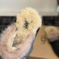 代购级UGG蒂茨库特秋冬新款女士休闲经典毛毛拖鞋 UGG 秋冬新出的秋冬“踩云级”本命拖鞋,适配所有慵懒系穿搭~羊皮毛一 代购级UGG蒂茨库特秋冬新款女士休闲经典毛毛拖鞋 UGG 秋冬新出的秋冬“踩云级”本命拖鞋,适配所有慵懒系穿搭~羊皮毛一