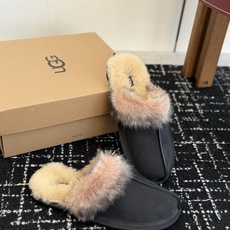 代购级UGG蒂茨库特秋冬新款女士休闲经典毛毛拖鞋 UGG 秋冬新出的秋冬“踩云级”本命拖鞋,适配所有慵懒系穿搭~羊皮毛一 代购级UGG蒂茨库特秋冬新款女士休闲经典毛毛拖鞋 UGG 秋冬新出的秋冬“踩云级”本命拖鞋,适配所有慵懒系穿搭~羊皮毛一