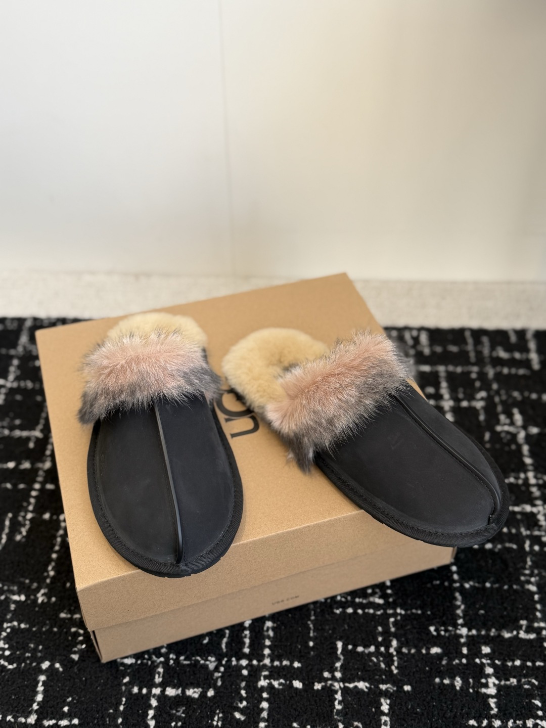 代购级UGG蒂茨库特秋冬新款女士休闲经典毛毛拖鞋 UGG 秋冬新出的秋冬“踩云级”本命拖鞋,适配所有慵懒系穿搭~羊皮毛一 代购级UGG蒂茨库特秋冬新款女士休闲经典毛毛拖鞋 UGG 秋冬新出的秋冬“踩云级”本命拖鞋,适配所有慵懒系穿搭~羊皮毛一